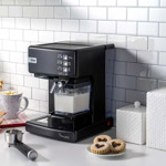 Cafetera Espresso Oster Em6603b 15 Bares (negra) Negro